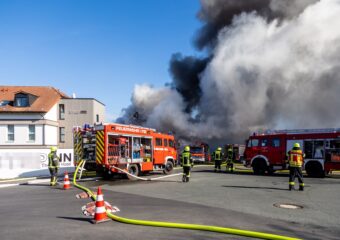 „F3 brennt Gewerbebetrieb“ – Großbrand in der Raiffeisenstraße